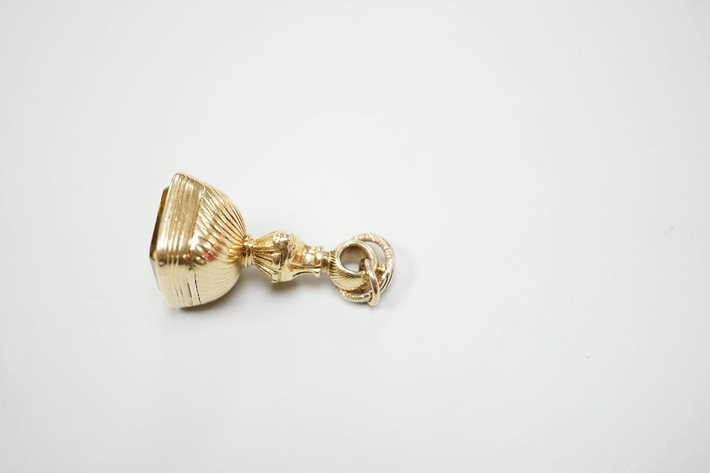 An early 19th century gold overlaid fob seal, the matrix carved with a boars head crest and motto, height 4cm